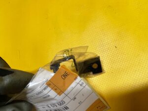 UCHWYT MOCOWANIE PRZEWODU SERWA BMW 520i 5 E60 LIFT E61 LIFT NOWY OEM