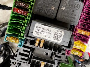 WIĄZKA INSTALACJA BEZPIECZNIKI KABINY INFINITI Q30