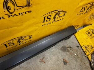 BMW SERIA 1 F40 LISTWA NAKŁADKA PROGOWA PRAWA B39