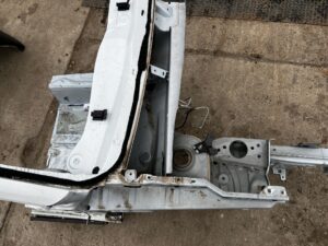 ĆWIARTKA PODŁUŻNICA SŁUPEK PRZÓD PRAWY DACIA SANDERO STEPWAY III 369