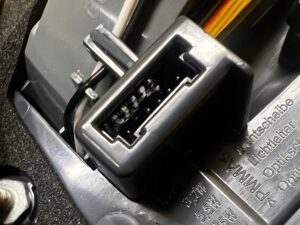 LAMPA TYLNA W KLAPĘ LEWA BMW G30