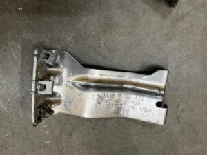 WSPORNIK MOCOWANIE OSŁONY ZBIORNIKA PRAWY PRAWE BMW X5 E70 F15 X6 E71 F16