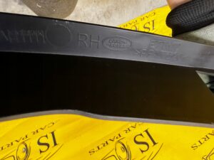 USZCZELKA LISTWA BŁOTNIKA PRZÓD PRAWY PRAWA LAND ROVER DISCOVERY 5 V L462