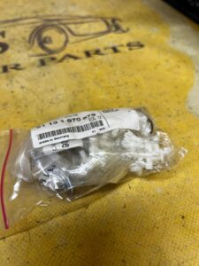 10 X MOCOWANIE LISTWY WYKOŃCZENIOWEJ NADWOZIA BMW 8 E31 NOWE OEM