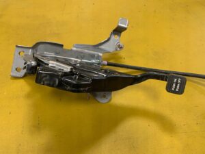 PEDAŁ LINKA HAMULCA RĘCZNEGO NISSAN LEAF I ZE0