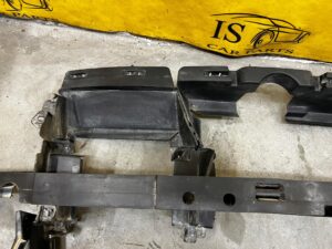 KOMPLET KIEROWNICA POWIETRZA ABSORBER BELKA PRZÓD DACIA DOKKER EU