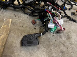 WIĄZKA DESKI PASA PRZEDNIEGO WNĘTRZA KOMORY DACIA SANDERO STEPWAY III 2023R