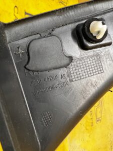 LISTWA OSŁONA OBUDOWA LAMPY TYŁ PRAWY PRAWA RANGE ROVER VELAR L560