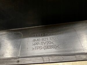 OSŁONA LISTWA USZCZELNIENIE BŁOTNIKA PRZÓD PRAWA PRAWY AUDI SQ7 Q7 4M0