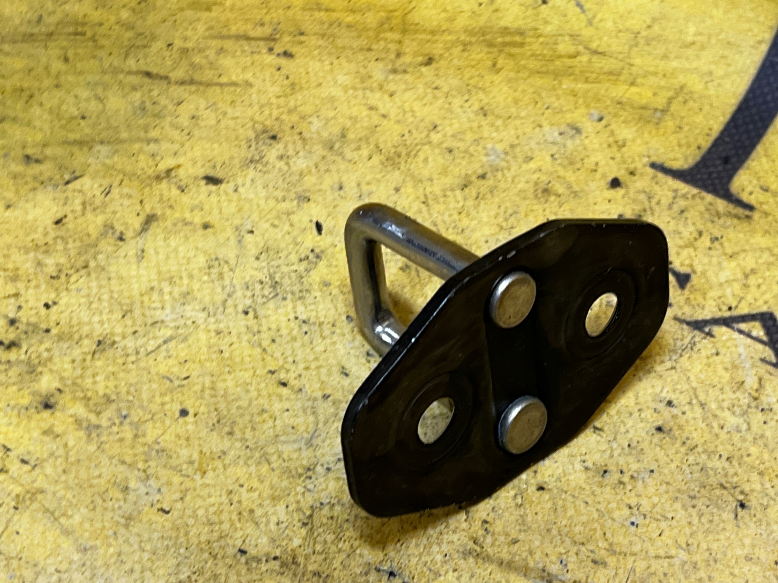 RYGIEL ZAMKA KLAPY BAGAŻNIKA TYŁ VW TOUAREG 7P