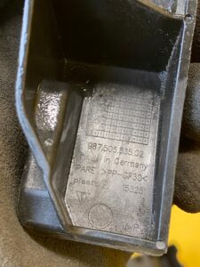 LEWY ŚLIZG MOCOWANIE ZDERZAKA PORSCHE 987 CAYMAN