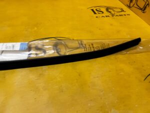 LISTWA SZYBOWA USZCZELKA ZEWNĘTRZNA DRZWI TYŁ PRAWY BMW 3 E36 NOWA OEM