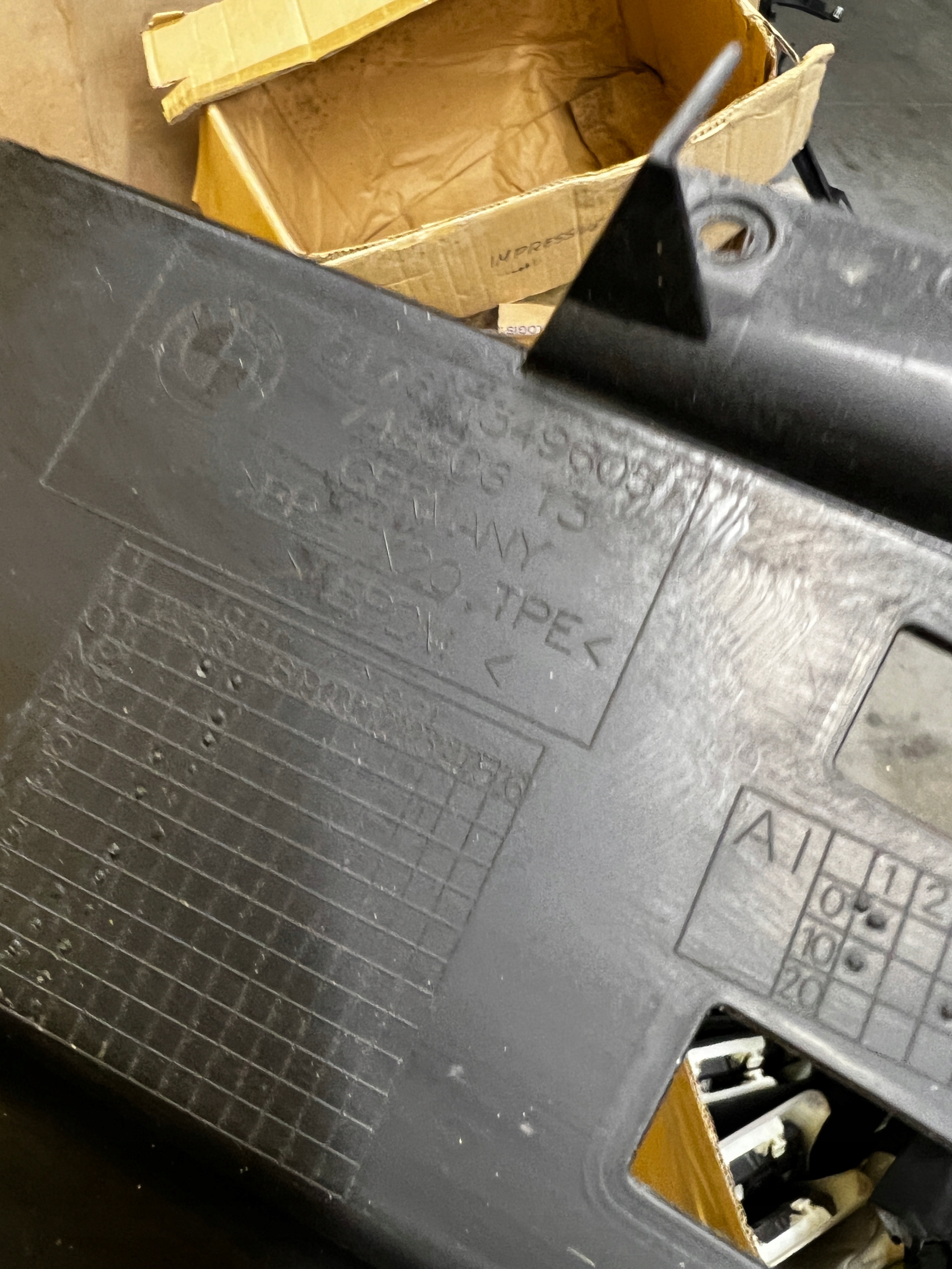 LISTWA OSŁONA BŁOTNIKA LEWA BMW 5 G30