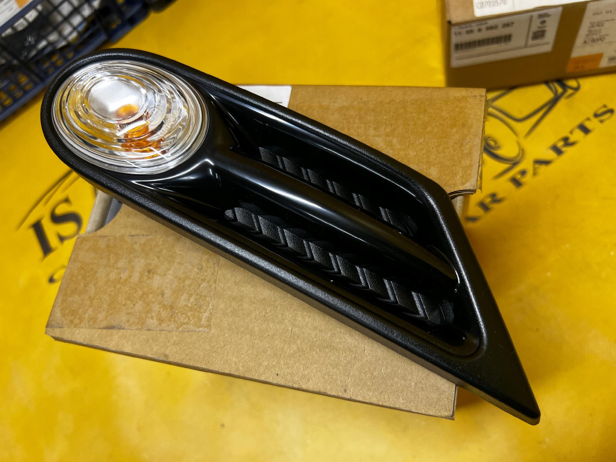 KIERUNKOWSKAZ BOCZNY BŁOTNIKA PRAWY BIAŁY MINI R55 R56 R57 R58 R59 NOWY OEM