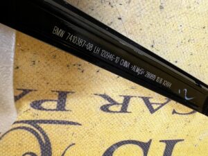 LISTWA SZYBY SZYBOWA DRZWI TYŁ LEWY SHADOWLINE BMW X1 F48 NOWA OEM