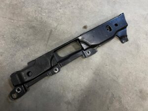 MOCOWANIE WSPORNIK UCHWYT BŁOTNIKA PRZÓD LEWY LAND ROVER DISCOVERY 5 V L462