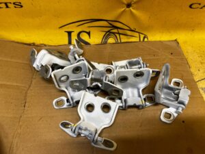 KOMPLET ZAWIASY DRZWI GÓRNY DOLNY DACIA SANDERO III 2023R