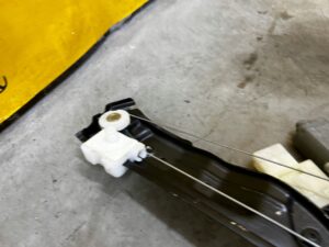 MECHANIZM PODNOŚNIK SZYBY DRZWI PRZÓD PRAWY PEUGEOT 308 II T9