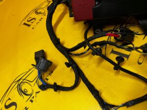 PUSZKA SKRZYNKA BEZPIECZNIKÓW WIĄZKA RANGE ROVER VELAR L560 2.0i BENZYNA