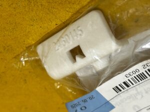 2 X SPINKA USTALAJĄCA PLASTIK BMW NOWA OEM