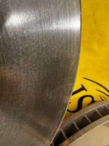 KOMPLET TARCZE ZACISKI KLOCKI HAMULCOWE AUDI A8 D4