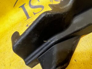 OSŁONA ZATRZASKU MASKI LEWA PORSCHE PANAMERA 970 I LIFT