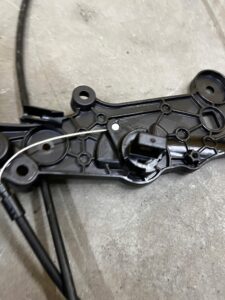 MECHANIZM LINKA CIĘGNO OTWIERANIA POKRYWY PRZÓD MASKI BMW 5 G30 G31 M5 F90