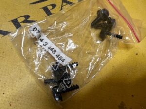 4 X ŚRUBA MOCUJĄCA KRATĘ WLOTU POWIETRZA MINI R60 R61 NOWA OEM