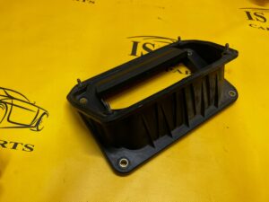 KRÓCIEC SSĄCY KRATKA WLOTU POWIETRZA AUDI SQ7 Q7 4M0