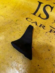 LISTWA OSŁONA ZAŚLEPKA MASKI ZDERZAKA PRZÓD GENESIS GV70