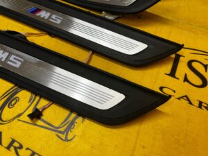 KOMPLET LISTWY LISTWA NAKŁADKA NAKŁADKI PROGU PRÓG LED BMW M5 F90 M-POWER