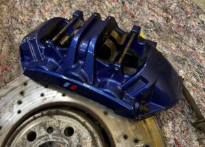 KOMPLET TARCZE HAMULCE ZACISKI PRZÓD TYŁ M-POWER BMW M5 F90