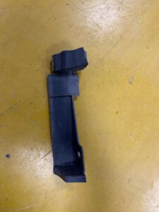 OSŁONA USZCZELKA ZAWIASU MASKI LEWA INFNITI Q30