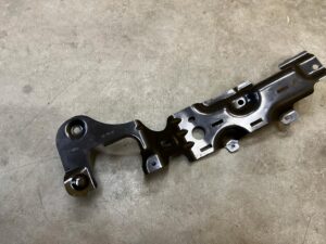 WSPORNIK BLACHA MOCOWANIE UCHWYT PRAWY LAND ROVER DISCOVERY 5 V L462