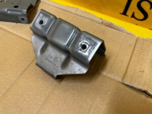 WSPORNIK MOCOWANIE BŁOTNIKA PRZÓD PRAWY DACIA SANDERO III TEKQF 2023R