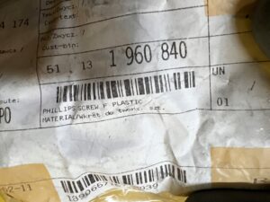 4 X WKRĘT ŚRUBA LISTWY POKRYWY BAGAŻNIKA TS 4X10 BMW 3 E36 NOWY OEM