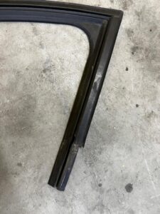 USZCZELKA SZYBY DRZWI PRZÓD LEWY DACIA SANDERO III JOGGER