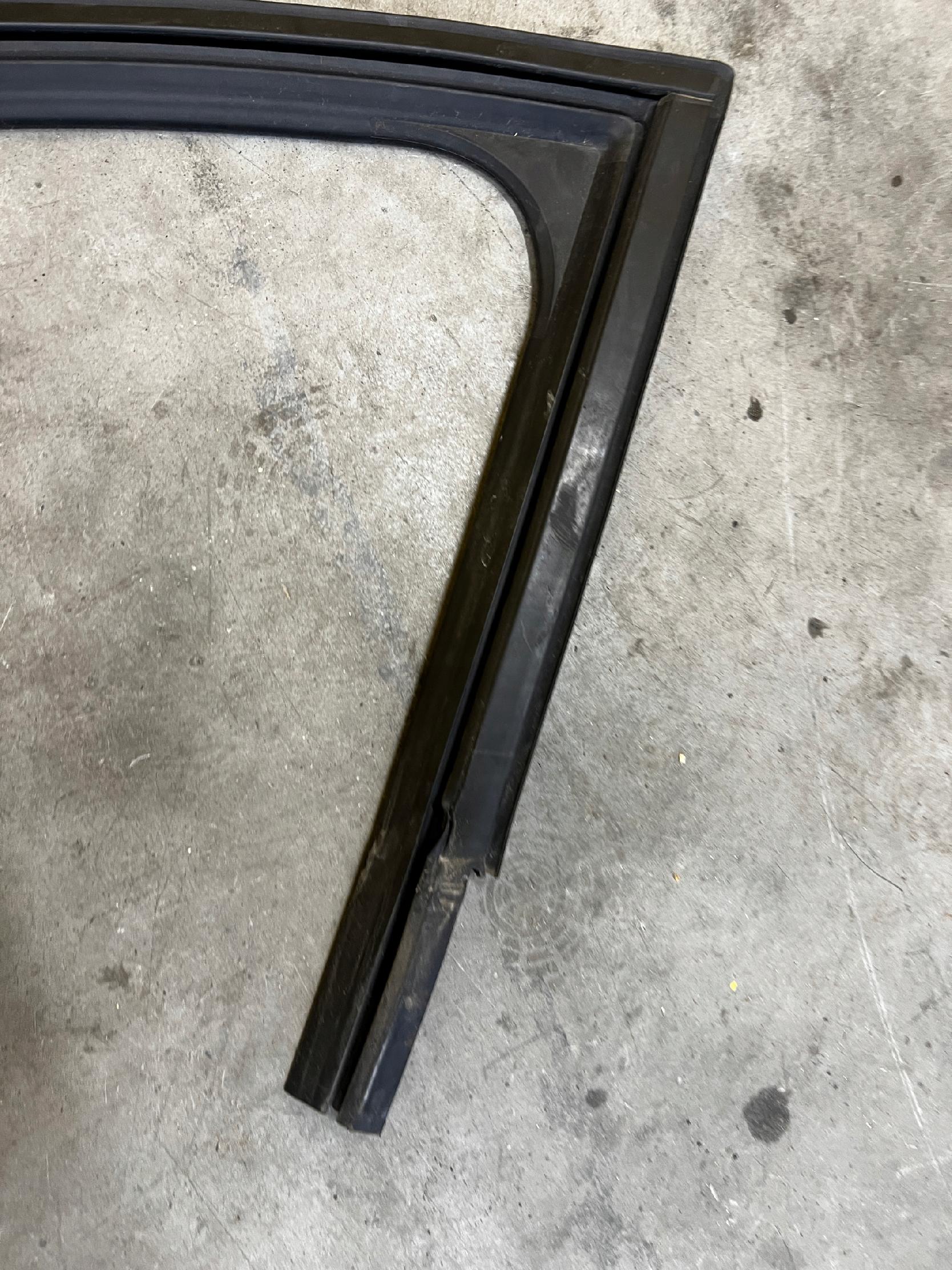 USZCZELKA SZYBY DRZWI PRZÓD LEWY DACIA SANDERO III JOGGER