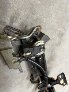 KLAMKA DRZWI PRZEDNIA PRZÓD PRAWA PRAWY BMW 5 E34