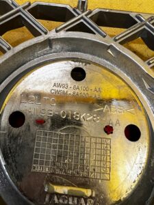 ATRAPA GRILL ZNACZEK LOGO EMBELMAT JAGUAR XJL X351