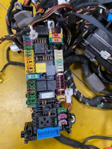 WIĄZKA INSTALACJA BEZPIECZNIKI KABINY INFINITI Q30