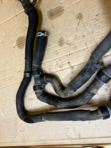 KOMPLET MAGISTRALA WODNA TERMOSTAT PRZEWÓD WODY DACIA DOKKER 1.5 BLUE DCI