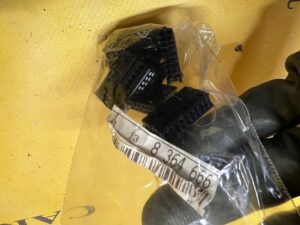 7 X UNIWERSALNA OBUDOWA GNIAZDA NIEKODOWANA 18 PIN BMW NOWA OEM