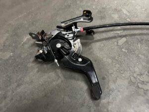 PEDAŁ LINKA CIĘGNO HAMULCA RĘCZNEGO INFINITI Q50