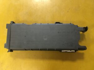 POKRYWA OSŁONA BEZPIECZNIKÓW MERCEDES INFINITI Q30