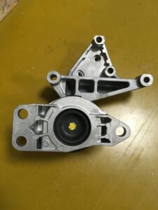 ŁAPA PODUSZKA SILNIKA NISSAN X-TRAIL T32 1.3 TCE