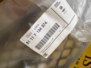 KRATKA ŚRODKOWA ATRAPA OSŁONA ZDERZAKA PRZÓD BMW 3 E90 E91 NOWA OEM