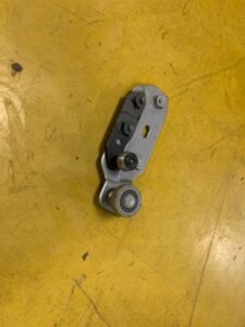 ROLKA PROWADNICY ZAWIAS DRZWI PRAWY NISSAN E-NV200