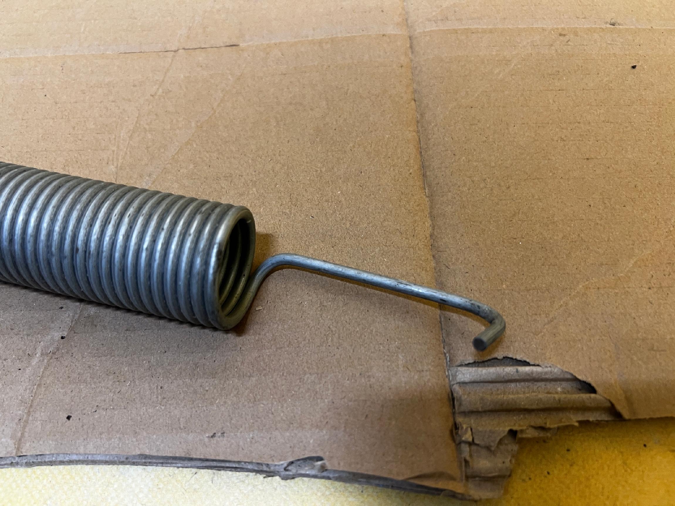 SPRĘŻYNA OTWIERANIA KLAPY BAGAŻNIKA AUDI A8 D5 4N