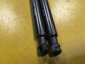 KOMPLET SIŁOWNIKI KLAPY BAGAŻNIKA DACIA SANDERO II